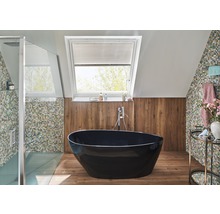 Helles Badezimmer mit Dachfenster, freistehender Badewanne und Mosaikfliesen