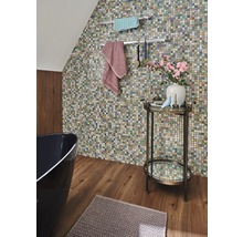 Badezimmer mit Mosaikwand, Badewanne, Handtüchern und Beistelltisch