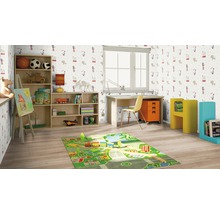 Kinderzimmer mit hellen Holzmöbeln, Schreibtisch, Bücherregal und Spielteppich