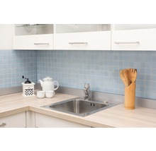 Küchenszene mit Spüle, Armatur, Geschirr und Küchenutensilien