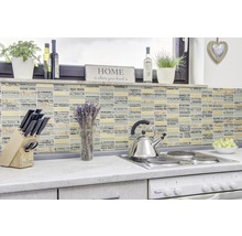 Küchenszene mit Mosaikfliesen, Messern, Wasserkocher und Dekorationen auf einer Arbeitsplatte