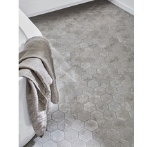 Badezimmer mit Sechseckfliesen und Badewanne