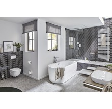 Helles Badezimmer mit Badewanne, Waschtisch, Toilette und Dusche