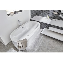 Helles Badezimmer mit freistehender Badewanne, Dusche und Ablagefläche