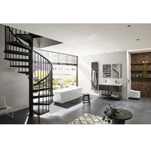 Badezimmer mit Wendeltreppe, Badewanne und Waschtisch