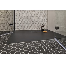 Begehbare Dusche mit dunkler Duschwanne und hexagonalen Fliesen