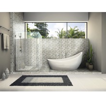 Badezimmer mit Badewanne, Dusche, Mosaikfliesen und Fenster