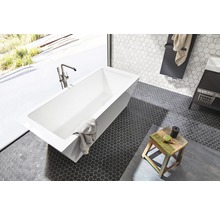 Modernes Badezimmer mit freistehender Badewanne, Mosaikfliesen und Holzhocker