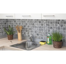 Küchenspüle mit Armatur, Mosaikfliesen und Küchenutensilien