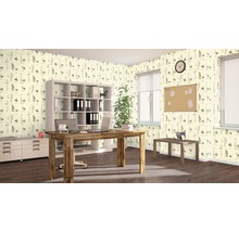 Büroraum mit Schreibtisch, Regalen und Tapete mit Pflanzenmuster