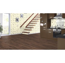 Helles Zimmer mit dunklem Holzboden, Treppe und Küchenzeile