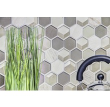 Sechseckige Fliesenwand mit Dekoration