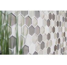 Nahaufnahme von Mosaikfliesen in Hexagonform