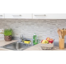 Küchenspüle mit Armatur, Dekoration und Fliesenwand