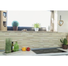 Küchenszene mit Fliesen, Pflanzen und Dekoration