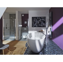 Helles Badezimmer mit freistehender Badewanne, Dusche und Toilette