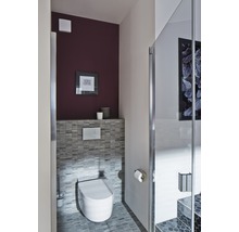 Modernes Badezimmer mit Toilette, Fliesen und Dusche