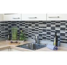 Küchenspüle mit Armatur und Mosaikfliesen-Wand