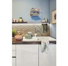 Helle Küchenzeile mit Spüle, Armatur, Geschirr und dekorativen Elementen für eine freundliche Atmosphäre