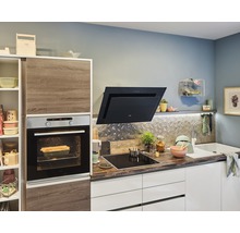 Küche mit Einbaubackofen, Dunstabzugshaube, Spüle und Kochfeld