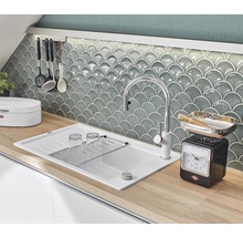 Küchenspüle mit Armatur, Abtropffläche und Spülbeckenablage auf einer Arbeitsplatte