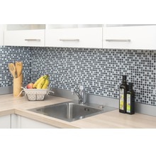 Küchenszene mit Spüle, Mosaikfliesen und Küchenutensilien