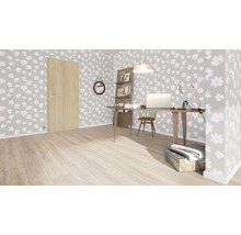 Heller Raum mit Schreibtisch, Stuhl, Tür und Blumenmuster-Tapete