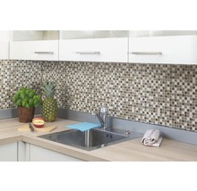 Küchenspüle mit Mosaikfliesen-Spritzschutz und Obst