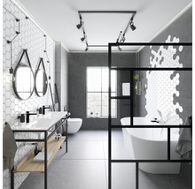 Modernes Badezimmer mit Waschbecken, Badewanne und hexagonförmigen Fliesen