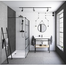 Modernes Badezimmer mit Dusche, Waschbecken und Handtuchhalter