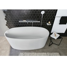 Badezimmer mit freistehender Badewanne, Duscharmatur und sechseckigen Wandfliesen.