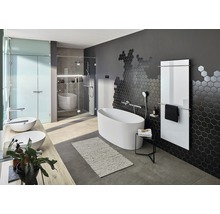 Badezimmer mit freistehender Badewanne, Dusche, Waschtisch und Heizkörper