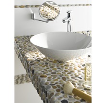 Badezimmerwaschtisch mit Flusskiesel-Mosaik, Aufsatzwaschbecken, Armatur und Kosmetikspiegel