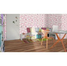 Helles Zimmer mit Schreibtisch, Stuhl und dekorativer Tapete