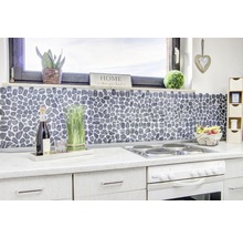 Küchenszene mit Steinmosaikfliesen als Spritzschutz, Dekorationen und Elektroherd.