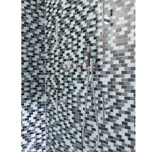 Dusche mit Mosaikfliesen und Duscharmatur