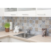 Küchenspüle mit Armatur und dekorativen Fliesen an der Wand