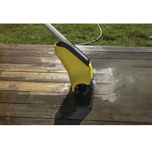 Kärcher Flächenreiniger im Einsatz auf einer Holzterrasse