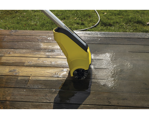 Kärcher Flächenreiniger im Einsatz auf einer Holzterrasse