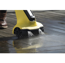 Gelber Terrassenreiniger im Einsatz auf Holzterrasse