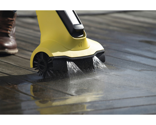 Gelber Terrassenreiniger im Einsatz auf Holzterrasse