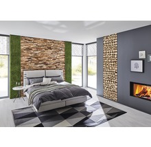 Schlafzimmer mit Doppelbett, geometrischem Teppich, Holzwandpaneel und Kamin