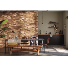 Esszimmer mit Holzwandpaneelen, Esstisch und Küchenzeile für ein gemütliches Ambiente.