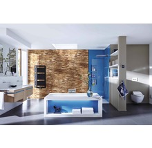 Helles Badezimmer mit Dusche, Waschtisch, Badewanne und Toilette.