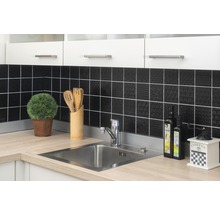 Küchenszene mit Spüle, Armatur, Arbeitsplatte, Küchenutensilien und Dekoration