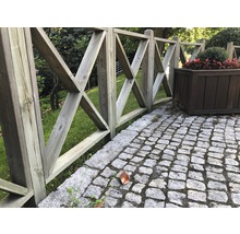 Gartenzaun aus Holz mit X-förmigem Design neben Pflanzkasten