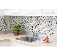 Küchenszene mit Mosaikfliesen, Spüle und Dekoration