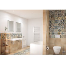 Helles Badezimmer mit Waschbecken, Spiegeln, Badewanne, Toilette und Fliesen mit Mustern