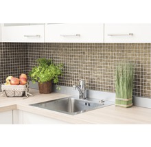 Küchenspüle mit Armatur, Mosaikfliesen und Dekoration