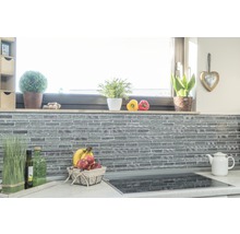 Küchenszene mit Mosaikfliesenwand, Dekoration und Lebensmitteln